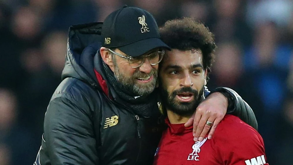 HLV Klopp o bế chân sút chủ lực người Ai Cập. Ảnh: GETTY. salah-dat-ky-luc-kho-tin-trong-7-mua-giai-premier-league (3).jpg