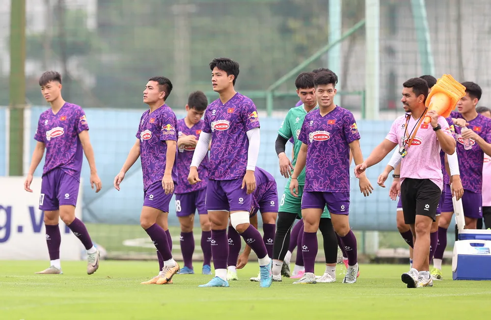 Các tuyển thủ trẻ tập buổi đầu tiên sáng 6-4. Ảnh: AN. hlv-hoang-anh-tuan-thay-doi-cau-thu (2).jpg