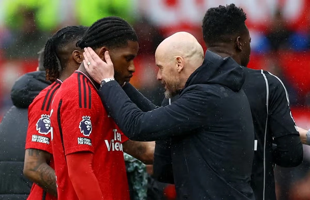 HLV Ten Hag cho rằng các học trò đã phạm những sai lầm ngớ ngẩn. Ảnh: GETTY. Man United