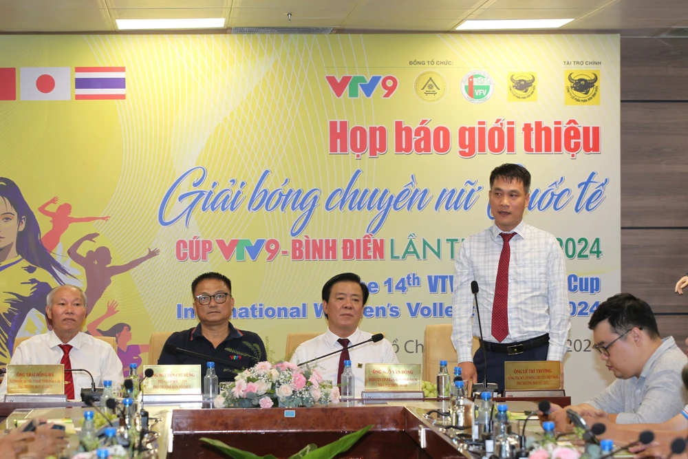 TTK Liên đoàn bóng chuyền Việt Nam, ông Lê Trí Trường ghi nhận sự đóng góp tích cực của giải đấu chất lượng Cúp Bình Điền. Ảnh: ANH PHƯƠNG. 48-700-usd-cho-nhung-co-gai-chan-dai-o-cup-binh-dien (4).jpg