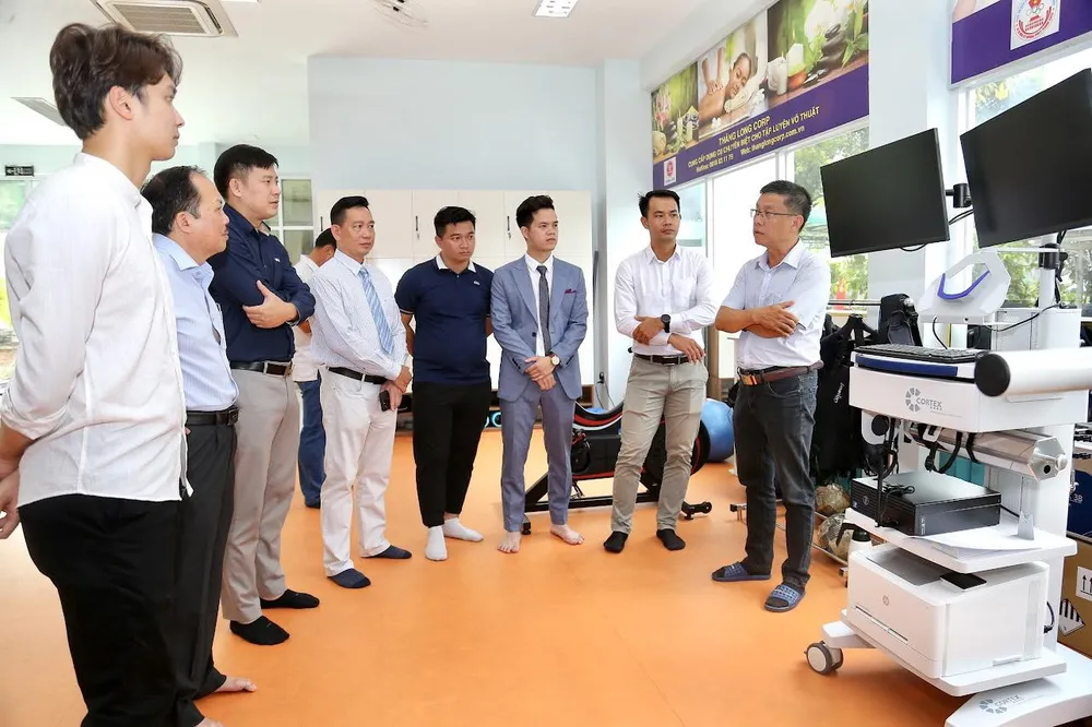 Sự hợp tác giữa RTD REHAB với Phòng Y học của Trung tâm 2 có ý nghĩa to lớn với hai bên. Ảnh: ANH ĐỨC. bac-si-doi-tuyen-va-cai-bat-tay-y-nghia-voi-trung-tam-2 (3).jpg