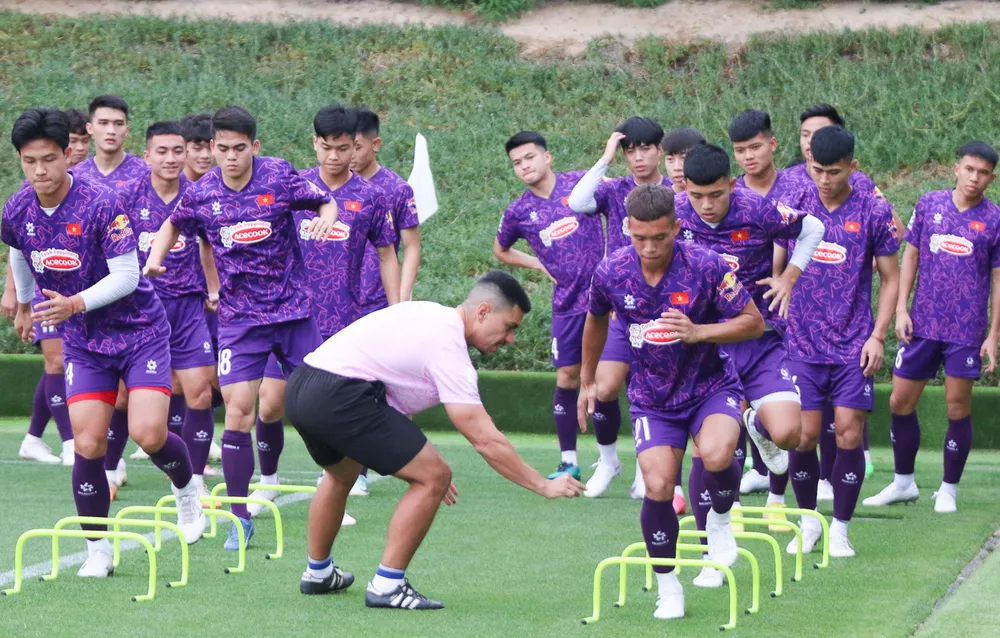 Các tuyển thủ trẻ nghỉ ngơi sau trận giao hữu một ngày sau mới trở lại sân tập. Ảnh: AN. da-2-doi-hinh-u-23-viet-nam-thua-jordan-tren-cham-11-met (3).jpg