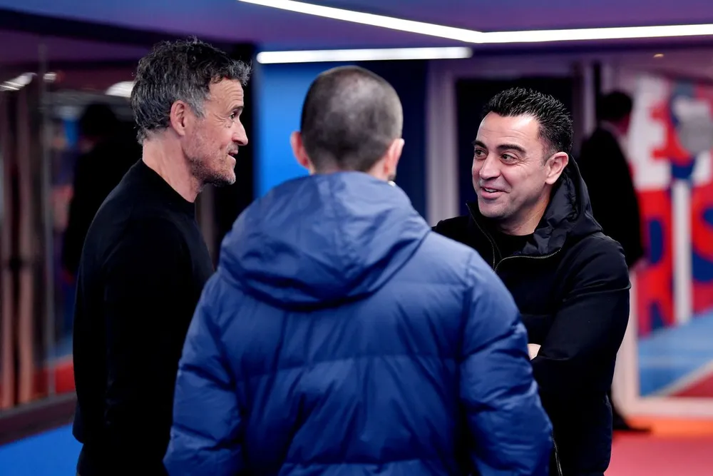 HLV Xavi tạm dẫn thầy cũ Enrique 3-2 và chờ trận tái đấu sau một tuần nữa. Ảnh: GETTY. hlv-xavi-nan-gay-thay-cu-enrique-voi-chien-thang-kich-tich (1).jpg