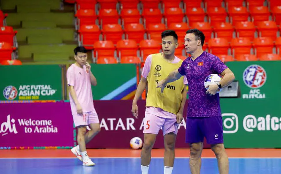 HLV Diego Giustozzi đặt mục tiêu giúp futsal Việt Nam vào bán kết Asian Cup, đồng nghĩa với việc giành vé chơi World Cup 2024 lần thứ ba liên tiếp. Ảnh: AN. Việt Nam