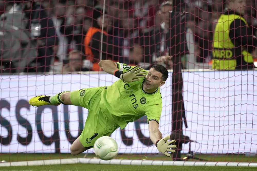 Thủ môn Emiliano Martinez xuất sắc cản phá 2 quả luân lưu của Lille giúp đội nhà giành chiến thắng chung cuộc. Ảnh: GETTY. Martinez