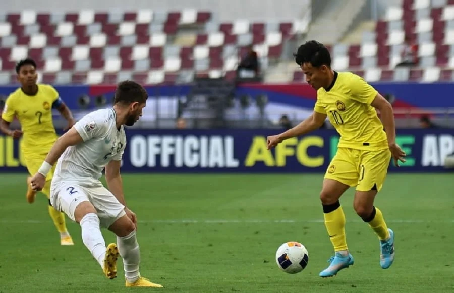 Cầu thủ Malaysia mất nhiều sức ở trận ra quân thua U-23 Uzbekistan 0-2. Ảnh: AN. malaysia-lo-lang-truoc-tran-cau-sinh-tu-voi-u-23-viet-nam (3).jpg