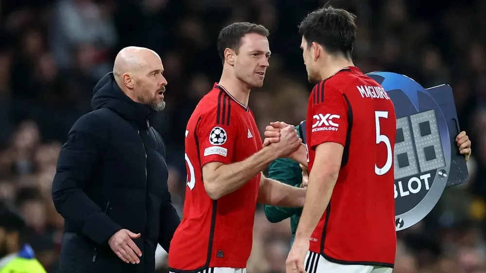 HLV Ten Hag không chắc trung vệ Maguire có thể ra sân đá bán kết FA Cup. Ảnh: GETTY. Man United