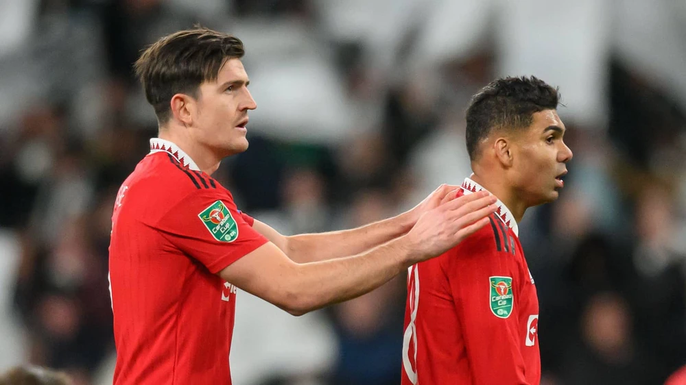 Man United không còn trung vệ lành lặn buộc ông Ten Hag phải kéo Casemiro chơi lùi sâu. Ảnh: GETTY. hlv-ten-hag-benh-vuc-tro-meo-cua-sao-man-united (1).jpg