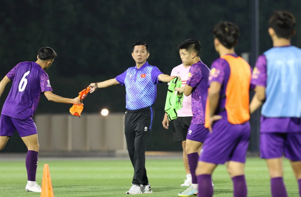 Thầy trò Hoàng Anh Tuấn đã sẵn sàng cho trận knock out. Ảnh: AN. hlv-hoang-anh-tuan-giai-bai-toan-kho-uzbekistan (2).jpg