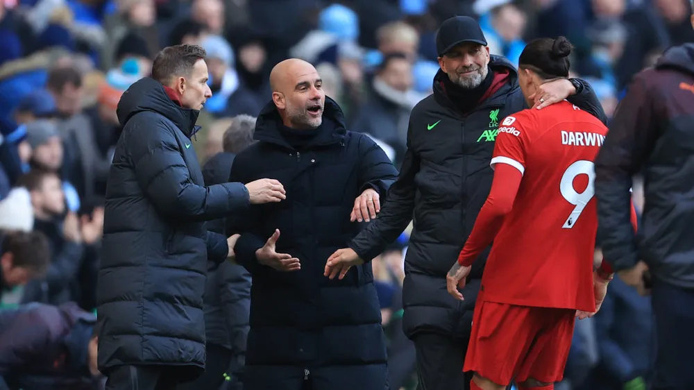 HLV Pep Guardiola cảnh báo học trò lẫn Arsenal coi chừng đi vào dấu xe đổ của Liverpool. Ảnh: GETTY. Man City