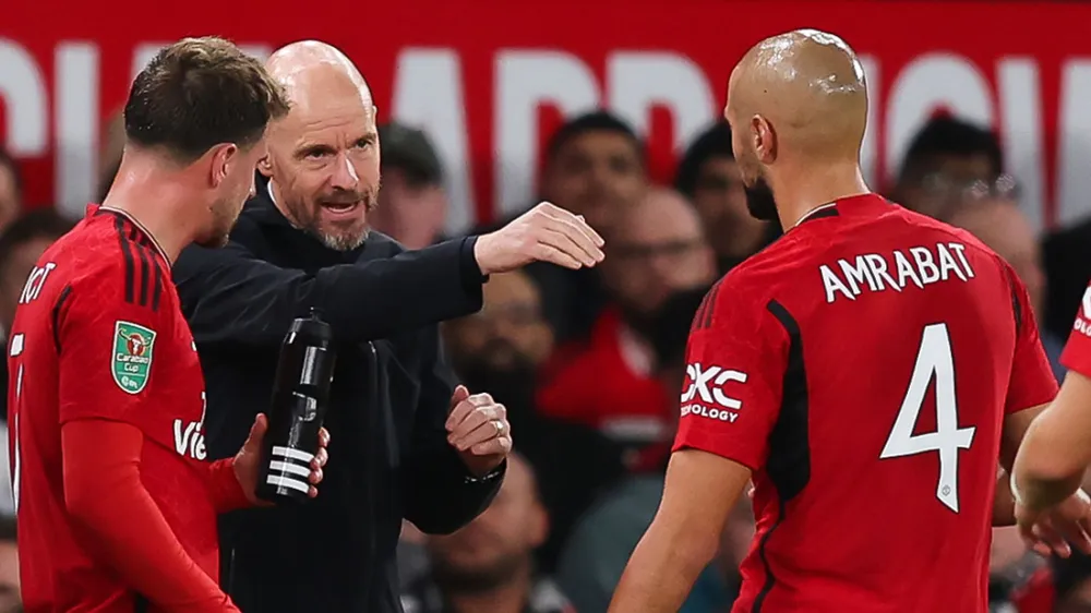 HLV Ten Hag chi tiêu quá nhiều cho chuyển nhượng mà hiệu quả không như mong muốn. Ảnh: GETTY. hlv-ten-hag-tu-tat-vao-mat-minh (2).jpg