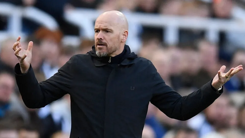 HLV Ten Hag bực bội trọng tài đã phạt MU quá nhiều quả penalty nhưng lại ép học trò ông ở nhiều tình huống vô lý. Ảnh: GETTY. hlv-ten-hag-tu-tat-vao-mat-minh (3).jpg