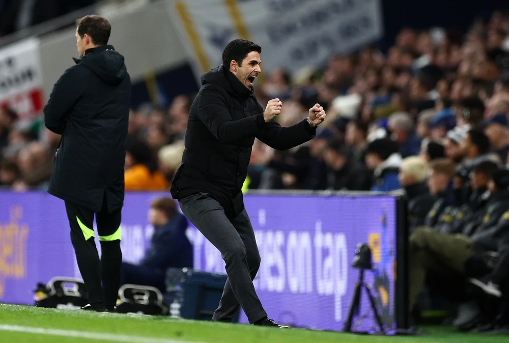HLV Arteta khen ngợi các cầu thủ Arsenal đã vượt qua sức ép trên sân của Tottenham. Ảnh: GETTY. arsenal-an-mung-nhu-vo-dich-choc-tuc-doi-thu (2).jpg
