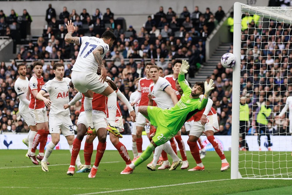 Tottenham không thể cầm chân Arsenal trong trận derby gay cấn. Ảnh: GETTY. arsenal-an-mung-nhu-vo-dich-choc-tuc-doi-thu (3).jpg