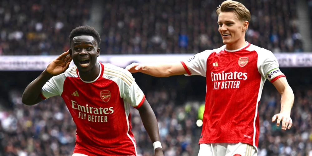 Saka phấn khích ăn mừng sau khi ghi bàn thắng cho Arsenal. Ảnh: GETTY. arsenal-an-mung-nhu-vo-dich-choc-tuc-doi-thu (4).jpg