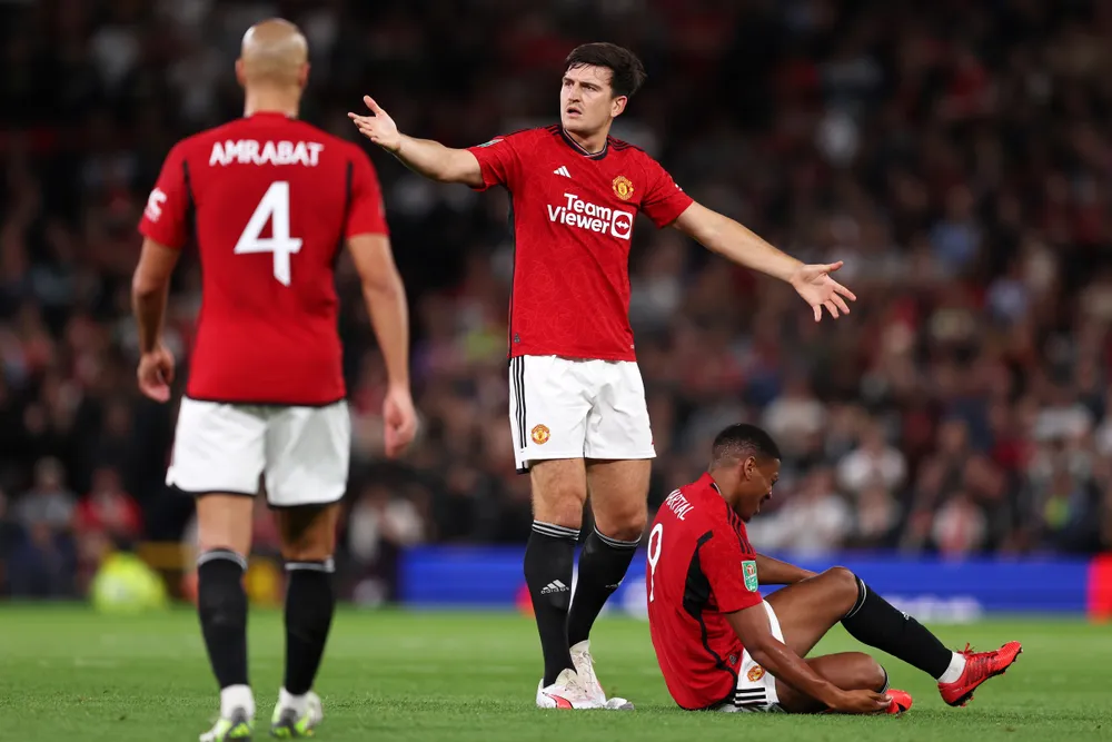Chấn thương của nhiều cầu thủ, đặc biệt ở hàng phòng ngự đã khiến Man United chơi sa sút trong mùa giải này. Ảnh: GETTY. Ten Hag