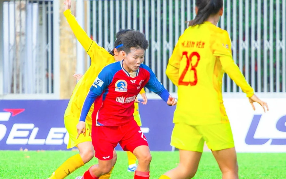 Bích Thùy sút thủng lưới đội bóng cũ nhưng cuối cùng Thái Nguyên vẫn bị thua ngược 1-3. Ảnh: AN. Thùy Trang