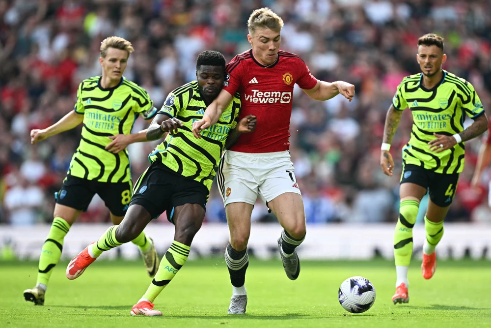 Arsenal sau trận thắng Man United đã lấy lại ngôi nhất bảng từ tay Man City nhưng đã chơi hơn một trận. Ảnh: GETTY. man-united-luon-la-keo-thom-cua-arsenal (2).jpg
