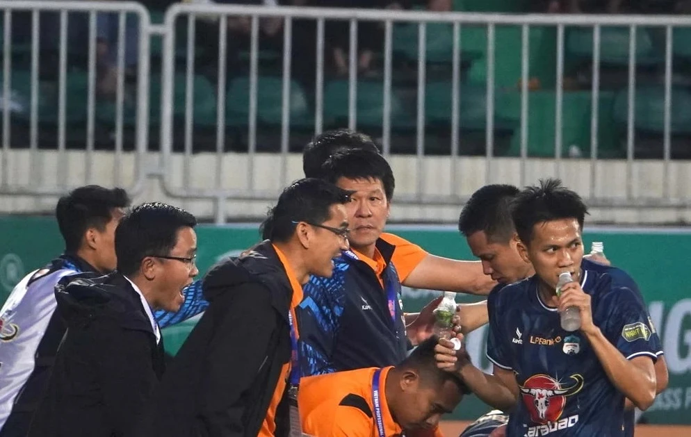 Thực hư HLV Vũ Tiến Thành về CAHN thay Kiatisak (1).jpg