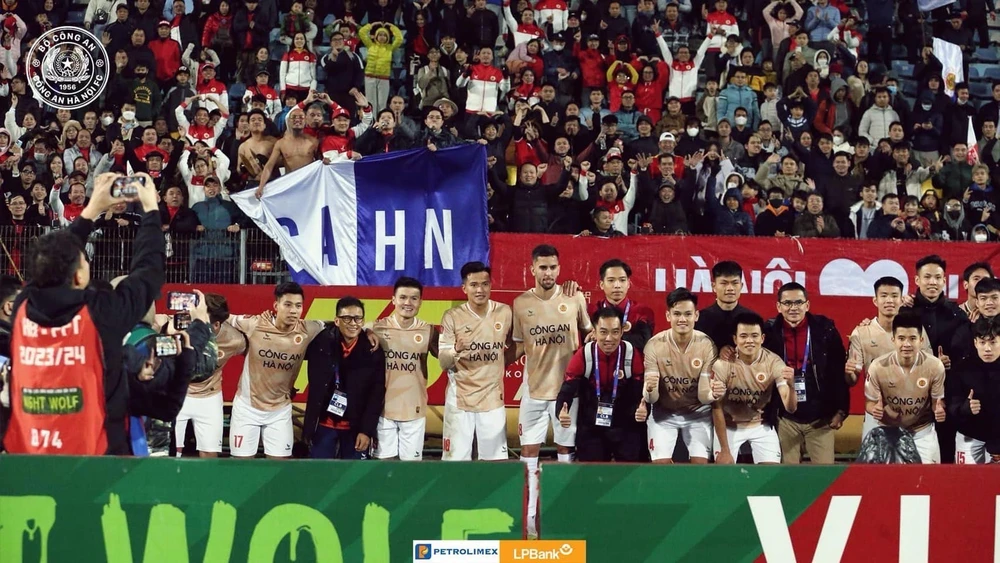 Thực hư HLV Vũ Tiến Thành về CAHN thay Kiatisak (3).jpg