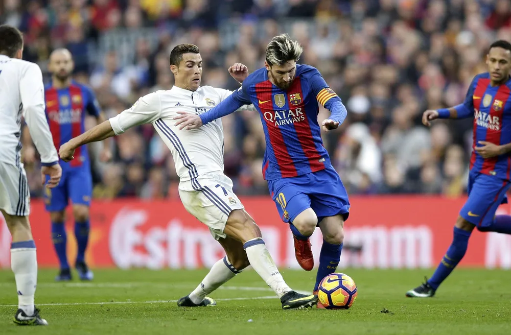 Hai ngôi sao của Argentina và Bồ Đào Nha tỏa sáng dai dẳng suốt hai thập niên qua. Ảnh: GETTY. ly-do-messi-khong-muon-da-chung-voi-ronaldo-va-nhung-ky-luc-kho-tin (1).jpg