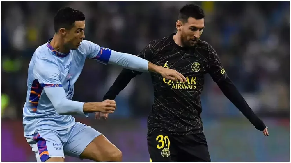 Messi từng chạm trán Ronaldo một lần trong dịp PSG du đấu ở Saudi Arabia. Ảnh: GETTY. ly-do-messi-khong-muon-da-chung-voi-ronaldo-va-nhung-ky-luc-kho-tin (4).jpg
