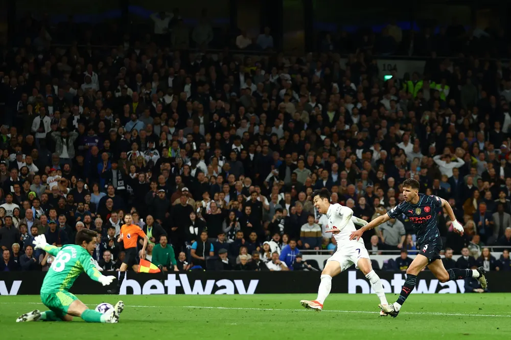 Son Heung-min bỏ lỡ cơ hội mười mươi phá lưới đội bóng của Pep Guardiola. Ảnh: GETTY. Pep Guardiola