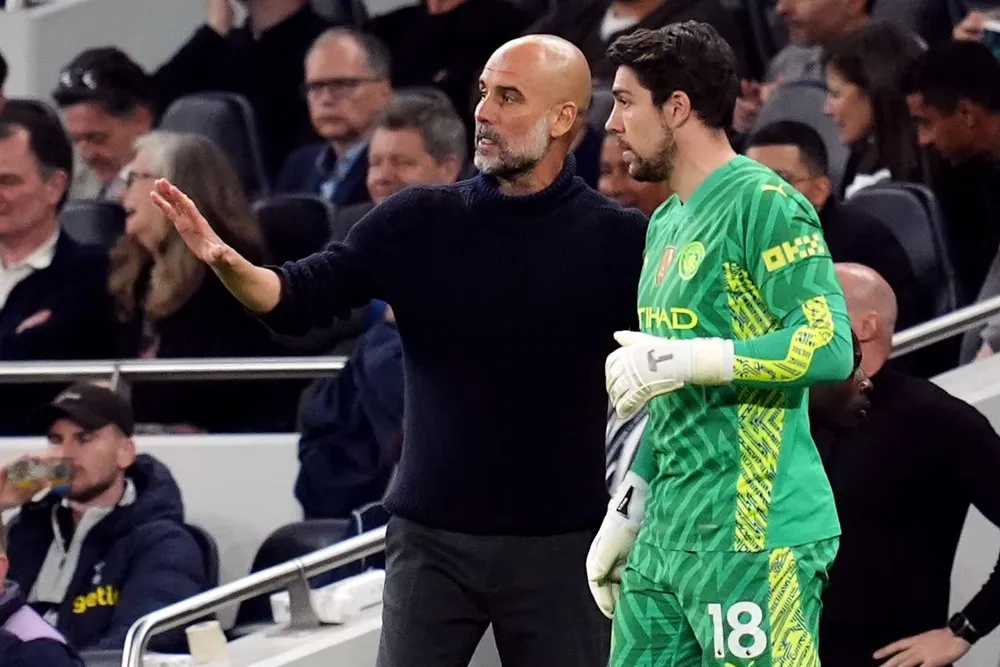 Pep Guardiola ca ngợi người gác đền của Man City như một người hùng. Ảnh: GETTY. hlv-pep-guardiola-ke-lai-thoi-khac-kinh-hoang-khien-ong-rung-tim (4).jpg