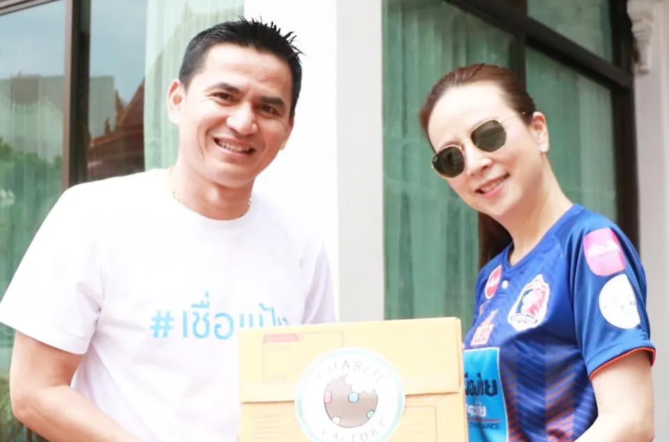 Tân chủ tịch Liên đoàn bóng đá Thái Lan Madam Pang rất thân thiết với Kiatisak đã làm dấy lên những lời đồn Zico Thái sẽ nắm tuyển U-23 quốc gia. Ảnh: AN. kiatisak-tro-lai-voi-bau-duc (1).jpg