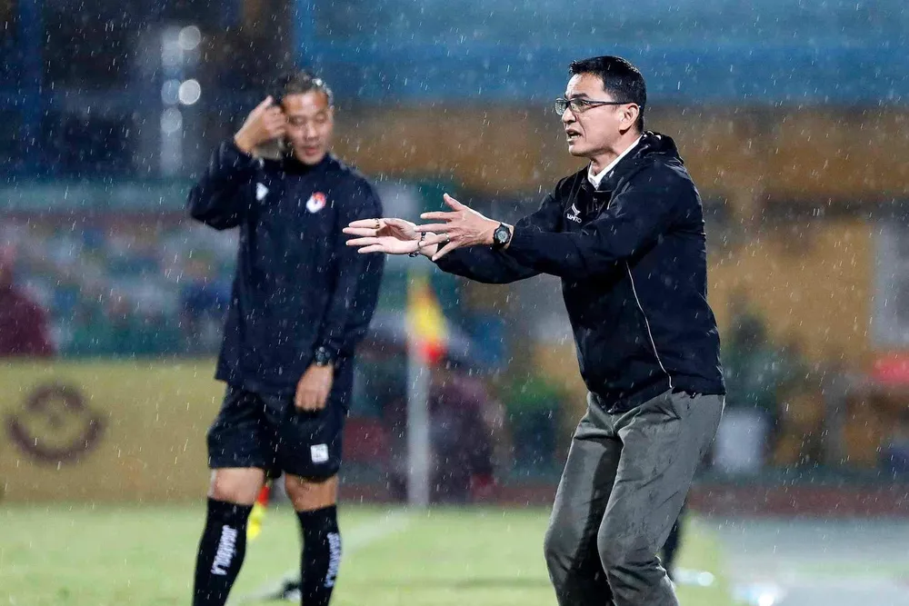 HLV Kiatisak bất ngờ chia tay Công an Hà Nội chỉ sau bốn tháng và giúp CLB này lên nhì bảng V-League. Ảnh: AN. kiatisak-tro-lai-voi-bau-duc (3).jpg