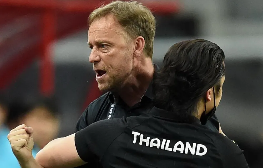 thay-the-kiatisak-ngoi-ghe-nong-hlv-polking-tru-duoc-bao-lau-o-cahn (1).jpeg