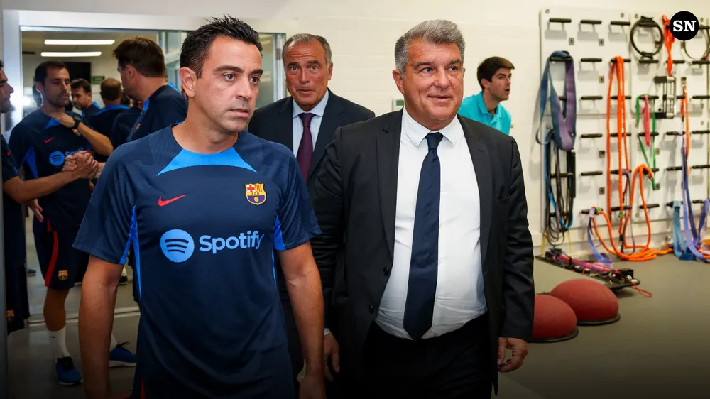 Chủ tịch Laporta đã không theo đội ở trận cuối cùng La Liga trên sân khách Almeria. Ảnh: GETTY. barca-bat-ngo-sa-thai-hlv-xavi (1).png