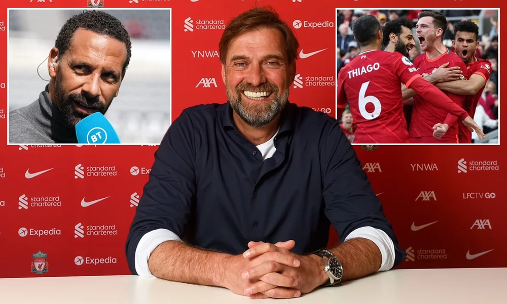 HLV Klopp không hài lòng việc Rio Ferdinand mỉa mai chức vô địch của Liverpool. Ảnh: GETTY. hlv-klopp-tuc-gian-huyen-thoai-man-united-pha-hoai-ngoi-vo-dich-cua-liverpool (3).jpg
