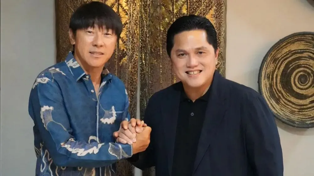 Người đứng đầu bóng đá Indonesia Erick Thohir giao chỉ tiêu cho ông Shin là giúp các học trò vào tốp 100 thế giới. Ảnh: AN. indonesia-khong-moi-hlv-troussier (1).jpg
