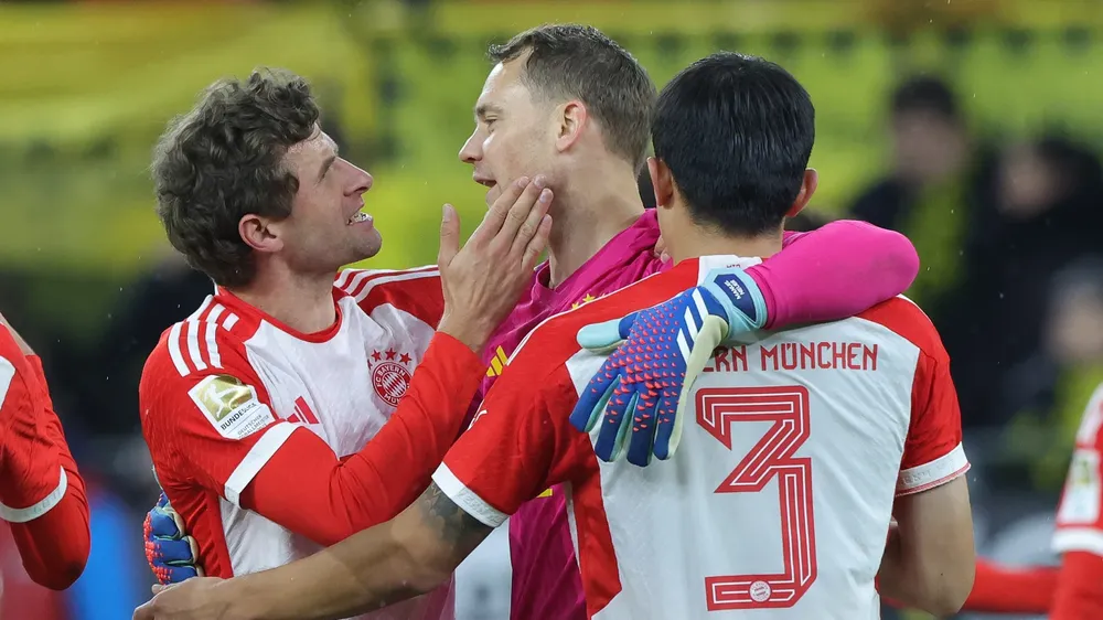 Hai cựu binh Muller và Neuer đã xong một mùa giải không nhiều niềm vui. Ảnh: GETTY. khong-ai-niu-giu-hlv-tuchel-o-lai-bayern-munich (3).png