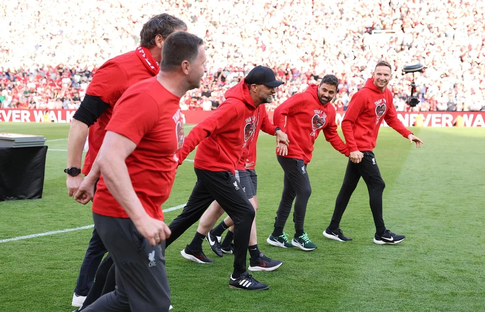 Klopp và các cộng sự trong đêm chia tay khán giả Anfield. Ảnh: GETTY. klopp-gioi-thieu-nguoi-ke-nhiem-o-liverpool-theo-cach-chua-tung-co (1).jpg