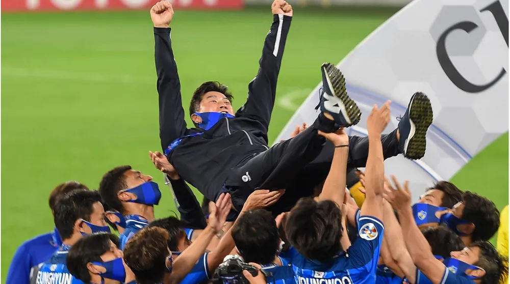 Ông Kim cùng các học trò Ulsan vô địch AFC Champions League 2020. Ảnh: AN. nong-doi-tuyen-han-quoc-khong-chon-hlv-park-hang-seo (2).jpg