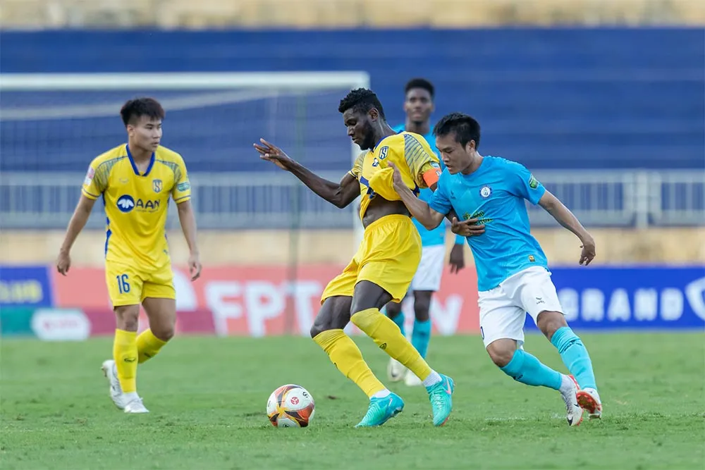 Tương tự SL Nghệ An, đội bóng Khánh Hòa xoay xở chật vật ở V-League vì nỗi lo cơm áo gạo tiền. Ảnh: AN. khanh-hoa-va-sl-nghe-an-tru-hang-v-league-de-lam-gi (4).jpg