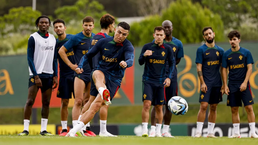 Ronaldo lập kỷ lục trong lần thứ sáu góp mặt ở một vòng chung kết Euro. Ảnh: GETTY. ronaldo-pha-vo-nhieu-ky-luc-dang-kinh-ngac-o-euro-2024 (1).jpg