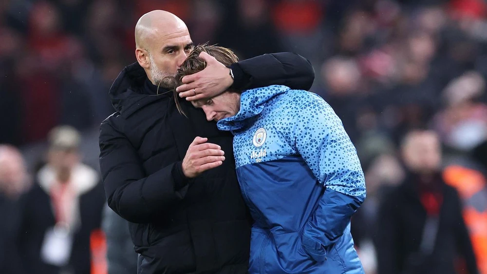 HLV Pep Guardiola ủng hộ học trò cưng Kevin De Bruyne thay đổi môi trường thi đấu. Ảnh: GETTY. doi-bong-my-tra-luong-khung-cho-kevin-de-bruyne (2).jpg