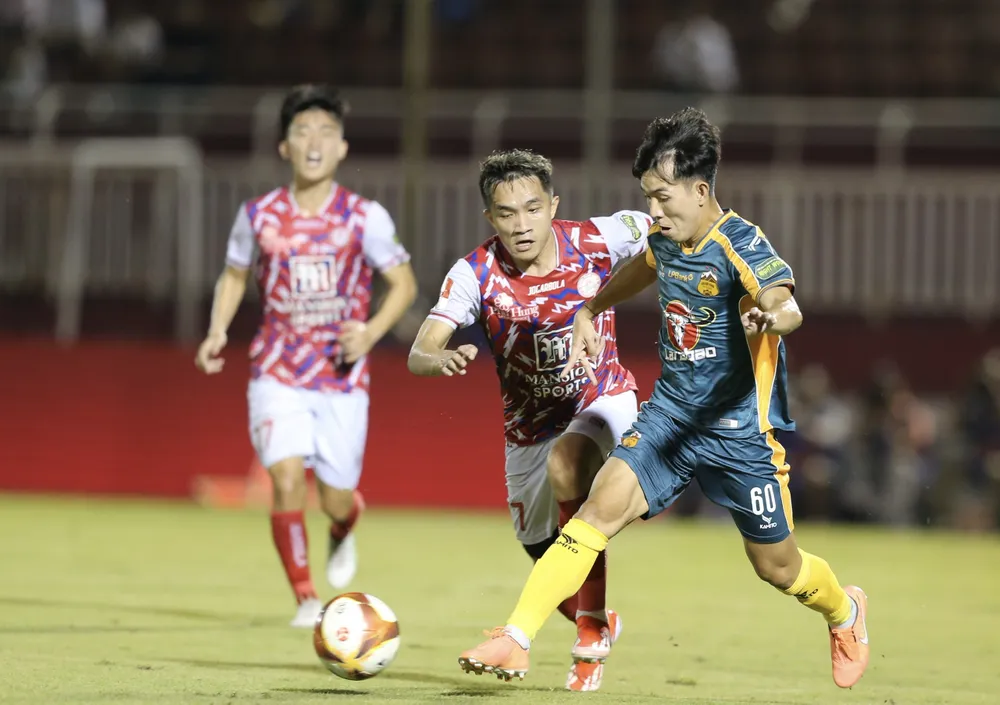 Đội bóng của bầu Đức lại rơi vào vùng nguy hiểm sau vòng 21 V-League. Ảnh: ANH PHƯƠNG. doi-bong-cua-bau-duc-roi-vao-vung-nguy-hiem-hlv-vu-tien-thanh-cong-kich-trong-tai (2).jpg