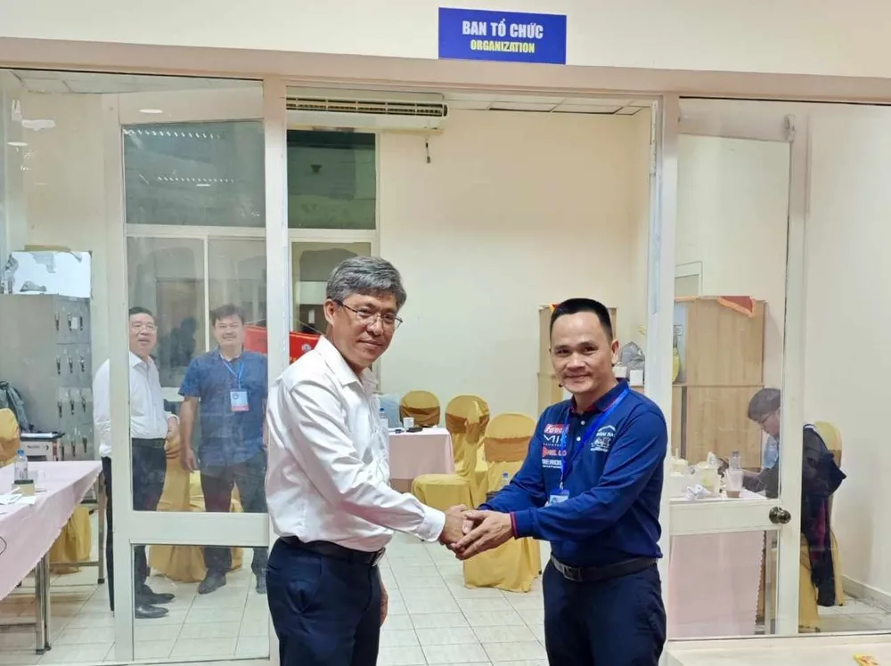 Phó chủ tịch UBND tỉnh Bình Thuận, ông Nguyễn Minh dặn dò chu đáo cơ thủ Trần Đức Minh ngay trước khi bước vào trận chung kết giàu kịch tính. Ảnh: AP. Đức Minh