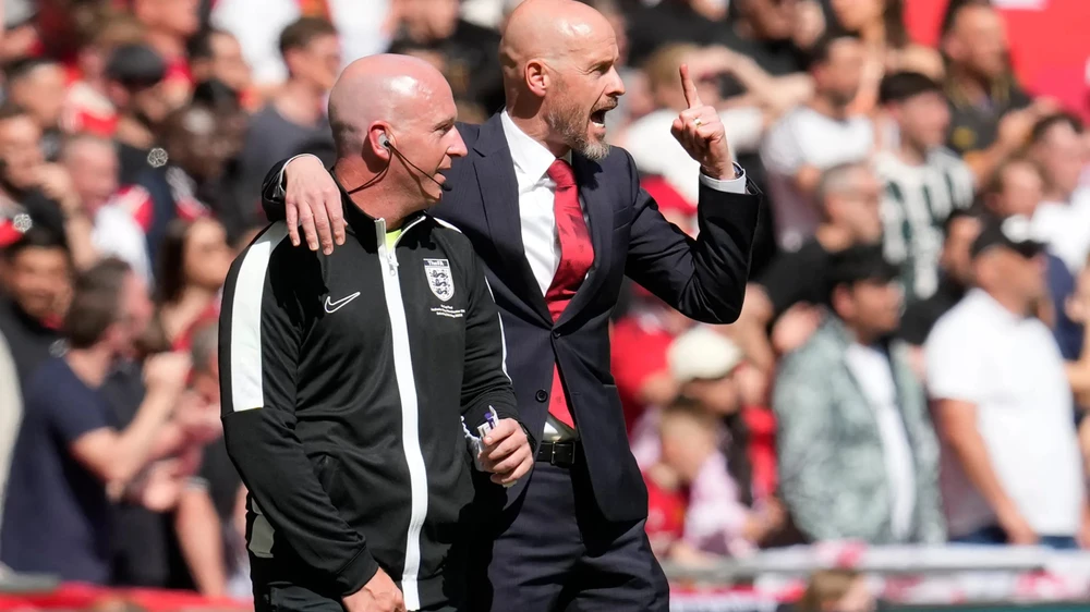 Ten Hag không ngại rời khỏi Old Trafford để săn danh hiệu ở đội bóng mới. Ảnh: GETTY. hlv-ten-hag-gay-roi-ong-chu-man-united (4).jpg