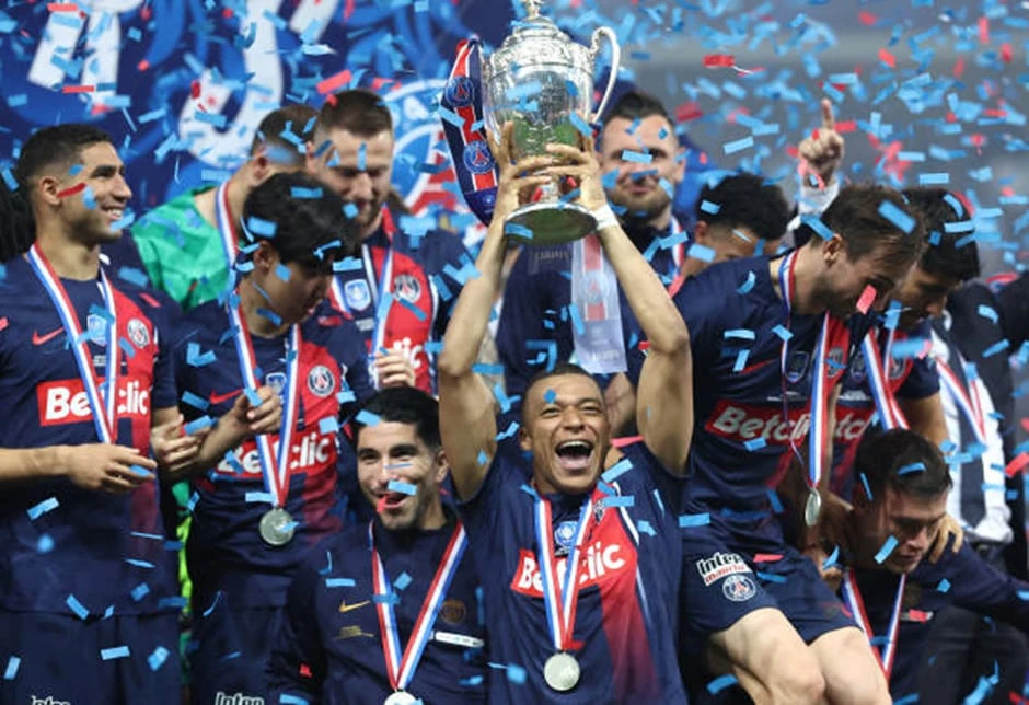 Mbappe nâng cao danh hiệu trong trận đấu cuối cùng dưới màu áo PSG. Ảnh: GETTY. nguoi-ham-mo-tiec-nuoi-toni-kroos-mbappe-tron-ven-cung-psg (1).jpg