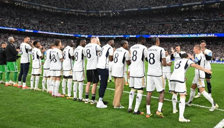 Các cầu thủ Real đều mặc áo số 8 để dành sự tôn trọng của mình cho Toni Kroos trong đêm chia tay đầy ý nghĩa. Ảnh: GETTY. Toni Kroos