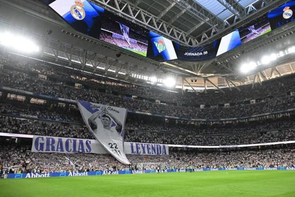 CĐV Real tri ân Toni Kroos sau những đóng góp của anh trong màu áo Real. Ảnh: GETTY. nguoi-ham-mo-tiec-nuoi-toni-kroos-mbappe-tron-ven-cung-psg (4).jpg