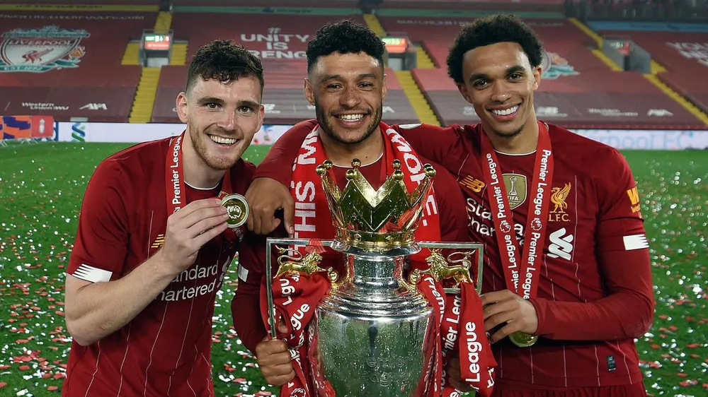 Ngôi sao Alexander-Arnold (giữa) mong mỏi tân HLV Slot sẽ giúp anh cùng đồng đội Liverpool gặt hái danh hiệu. Ảnh: GETTY. liverpool-khong-chac-ve-ngoi-vua-nuoc-anh-thoi-hau-klopp (2).jpg