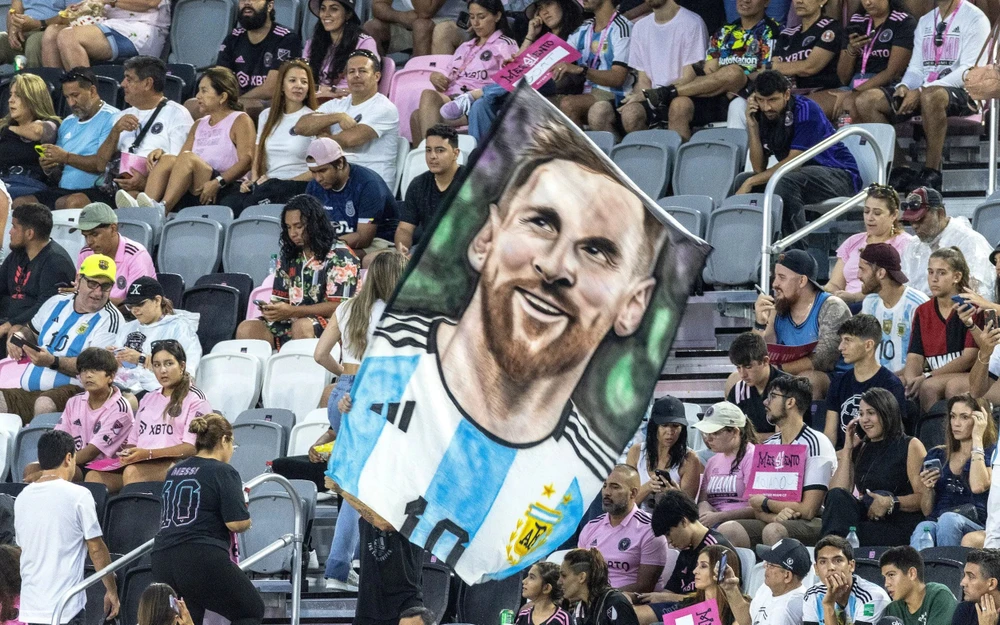 Tiền đạo người Argentina là tâm điểm ở mỗi trận đấu tại MLS. Ảnh: GETTY. messi-dang-bi-loi-dung-va-boc-lot (1).jpg