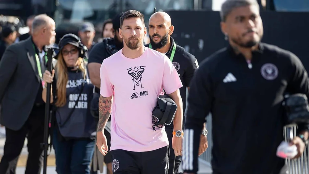Messi luôn hấp dẫn đông đảo khán giả đến sân ở mỗi nơi anh thi đấu. Ảnh: GETTY. messi-dang-bi-loi-dung-va-boc-lot (3).jpg