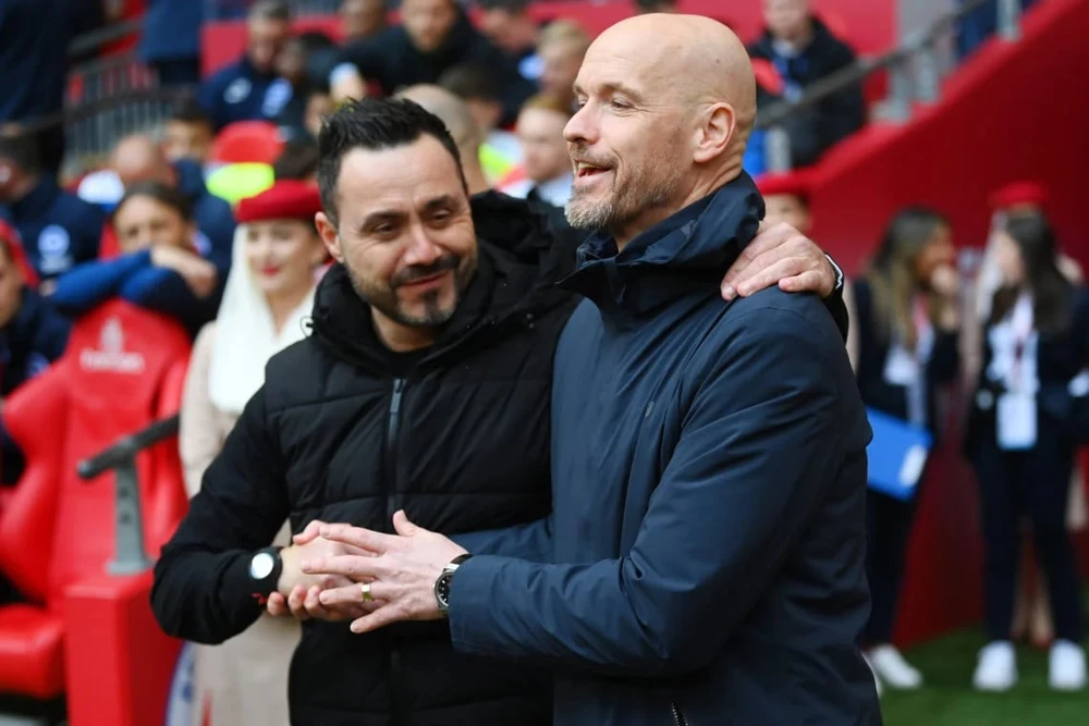 HLV Roberto De Zerbi được xem là phù hợp thay thế ông thầy người Hà Lan cầm quân Manchester United. Ảnh: GETTY. nong-man-united-sa-thai-hlv-ten-hag-co-gia-9-trieu-bang (4).jpg